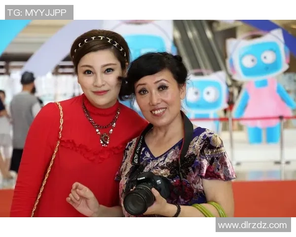 女游客偶遇足球明星展开浪漫邂逅引发社交媒体热议与粉丝狂欢