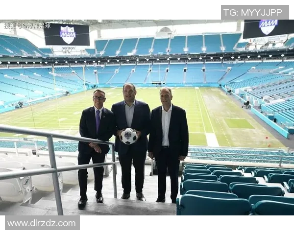 足球明星挂墙件的魅力与价值探讨让你的空间充满足球氛围